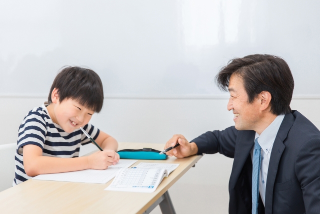 子供に勉強を教える男性